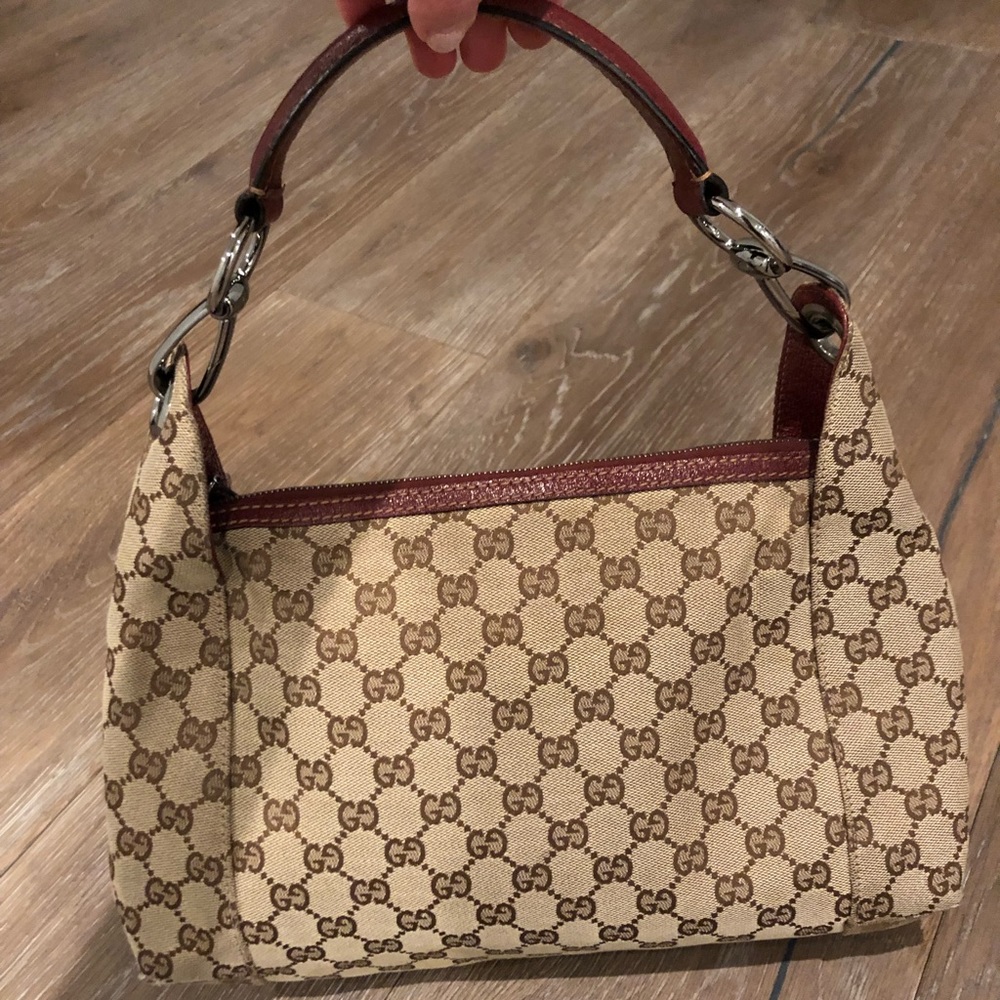 100% Authentic Gucci Logo shoulder bag red details